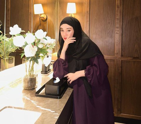 Decide to Convert and Wear Hijab, Portrait of Clara Shinta Said to Resemble Dhini Aminarti