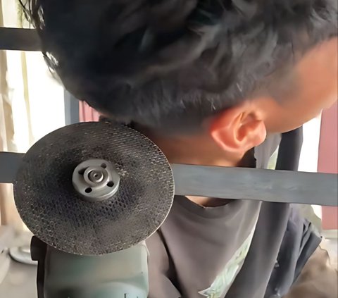 Make Laugh! Video of Welder Too Focused on Welding Until Unaware His Head Gets Stuck