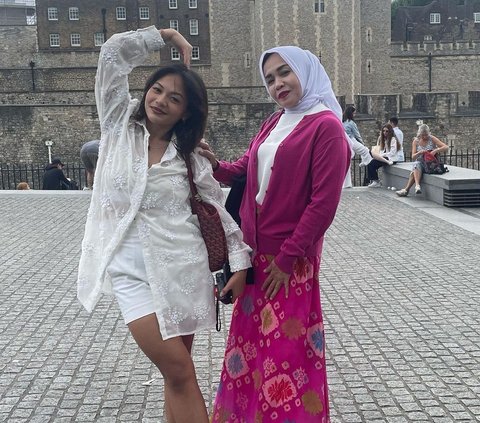 Potret Amel Carla dan Sang Ibu: Mama Oktarina Outfitnya Khas Anak Muda