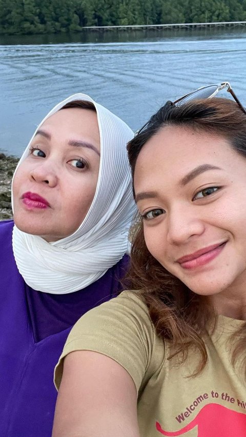 Sang Ibu Amel Carla yang Luangkan Waktu untuk Sang Anak