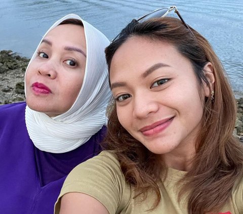 Potret Amel Carla dan Sang Ibu: Mama Oktarina Outfitnya Khas Anak Muda