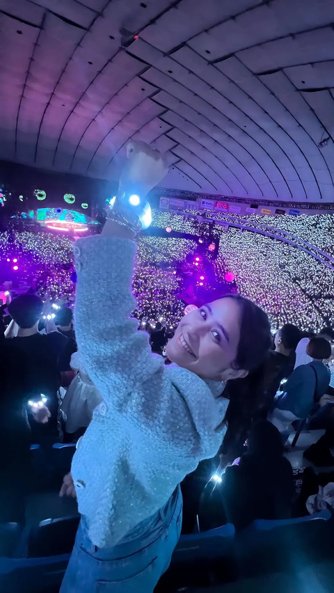 10 Momen Keseruan Prilly Latuconsina Nonton Konser Coldplay di Jepang, Penampilannya Bikin Salfok<br>