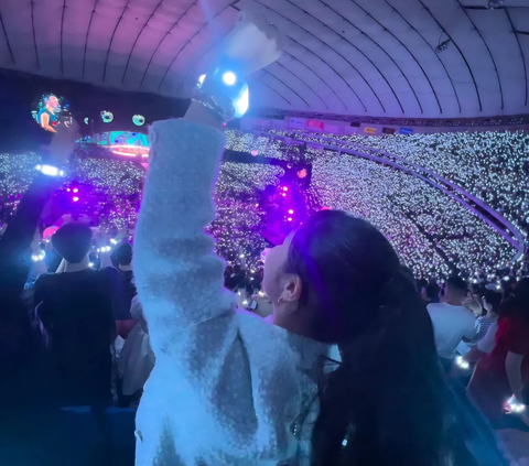 10 Momen Keseruan Prilly Latuconsina Nonton Konser Coldplay di Jepang, Penampilannya Bikin Salfok