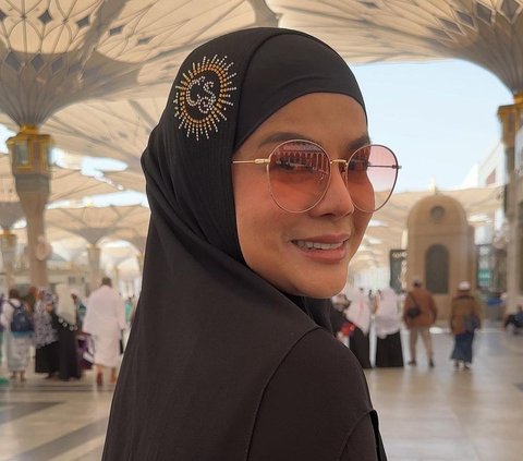 Outfit Vien Tasman Pakai Hijab, Ibu Rachel Vennya yang Fashionable