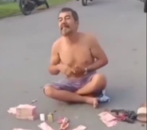 Tantang Orang Adu Kekayaan, Aksi Pria Tebar Uang Ratusan Ribu Rupiah di Tengah Jalan Ini Viral