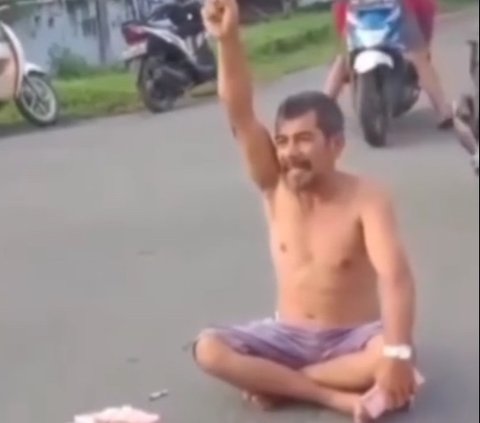 Tantang Orang Adu Kekayaan, Aksi Pria Tebar Uang Ratusan Ribu Rupiah di Tengah Jalan Ini Viral