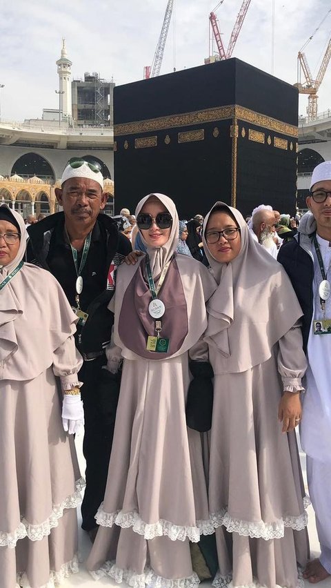 Momen Umroh Zaskia Gotik Bersama Keluarga Besar