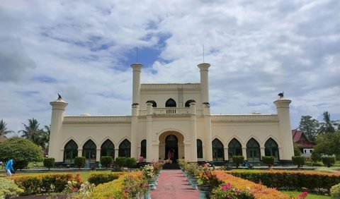 Mengunjungi Istana Siak Sri Indrapura, Bangunan Megah Peninggalan Kesultanan Siak