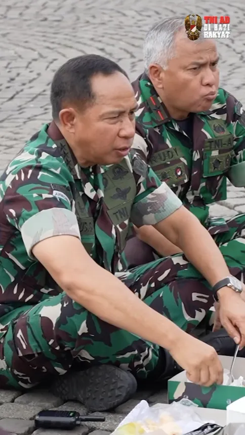 Merakyat, Kasad Agus Subiyanto Makan Nasi Kotak di Emperan Monas Bareng Prajurit TNI dari Pangkat Rendah Sampai Perwira