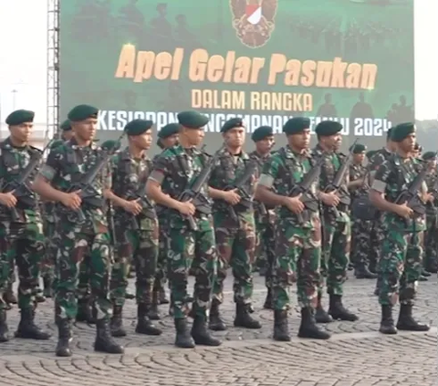 Merakyat, Kasad Agus Subiyanto Makan Nasi Kotak di Emperan Monas Bareng Prajurit TNI dari Pangkat Rendah Sampai Perwira