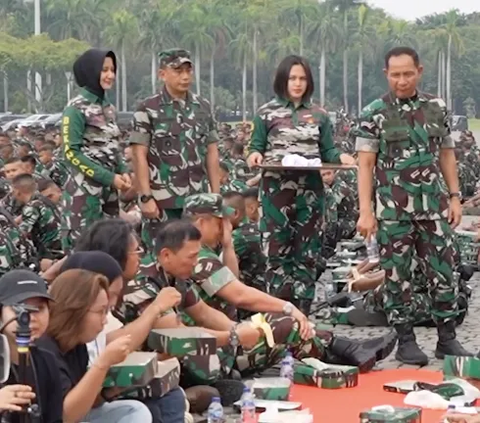 Merakyat, Kasad Agus Subiyanto Makan Nasi Kotak di Emperan Monas Bareng Prajurit TNI dari Pangkat Rendah Sampai Perwira