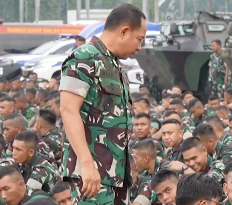 Merakyat, Kasad Agus Subiyanto Makan Nasi Kotak di Emperan Monas Bareng Prajurit TNI dari Pangkat Rendah Sampai Perwira