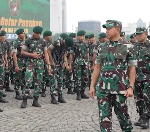 Merakyat, Kasad Agus Subiyanto Makan Nasi Kotak di Emperan Monas Bareng Prajurit TNI dari Pangkat Rendah Sampai Perwira