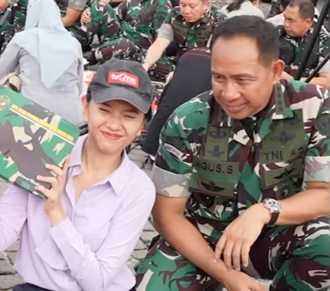 Merakyat, Kasad Agus Subiyanto Makan Nasi Kotak di Emperan Monas Bareng Prajurit TNI dari Pangkat Rendah Sampai Perwira