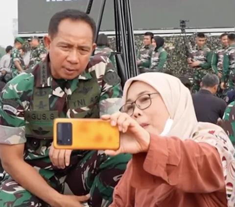 Merakyat, Kasad Agus Subiyanto Makan Nasi Kotak di Emperan Monas Bareng Prajurit TNI dari Pangkat Rendah Sampai Perwira