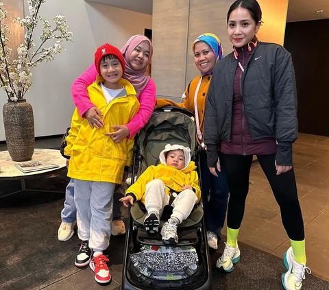 Potret Rafathar Bareng Lala di New York, Netizen Heboh 'Gawat Rafathar Udah Bisa Gaya'