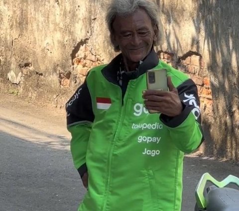 Habis Beli Jaket Baru, Aksi Driver Ojol Minta Tolong Customer untuk Fotokan Dirinya Ini Viral