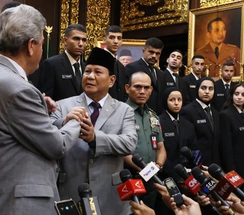 Selama acara penyambutan, Rektor Unhan didampingi sejumlah pejabat Kemhan, berinteraksi dengan para calon Kadet dalam suasana kekeluargaan.