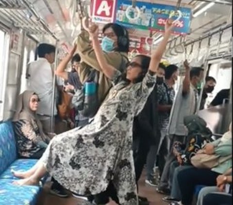 Ada Aja Kelakuan Ibu-Ibu ini, Gelantungan di KRL Usir Orang yang Duduk sampai Didatangi Petugas