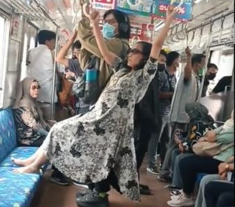 Ada Aja Kelakuan Ibu-Ibu ini, Gelantungan di KRL Usir Orang yang Duduk sampai Didatangi Petugas