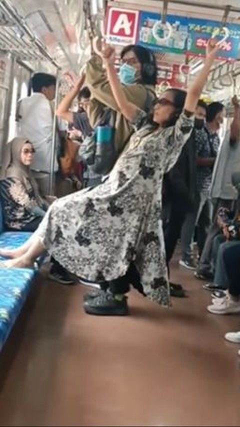 Ada Aja Kelakuan Ibu-Ibu ini, Gelantungan di KRL Usir Orang yang Duduk sampai Didatangi Petugas