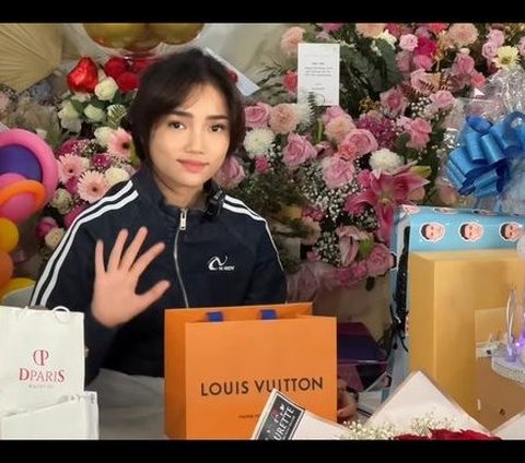 10 Pictures of Fuji Unboxing Birthday Gifts, 100 Stalks of Roses from Asnawi Mangkualam?