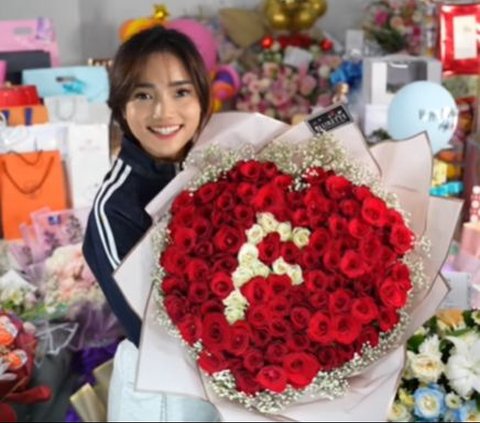 10 Pictures of Fuji Unboxing Birthday Gifts, 100 Stalks of Roses from Asnawi Mangkualam?