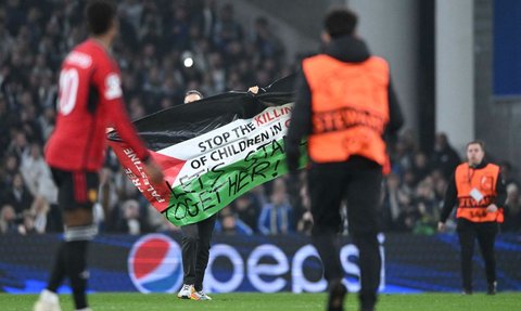 FOTO: Aksi Suporter Berbendera Palestina Terobos Laga FC Copenhagen vs MU, Tuliskan Pesan Menyentuh