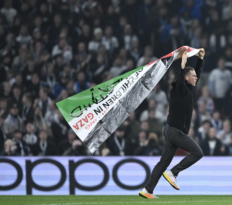 FOTO: Aksi Suporter Berbendera Palestina Terobos Laga FC Copenhagen vs MU, Tuliskan Pesan Menyentuh