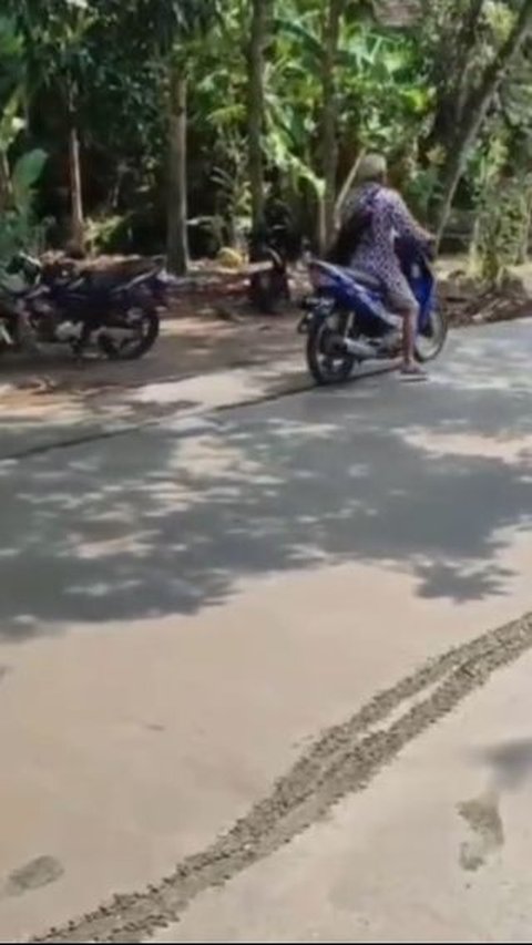 Viral Kakek-Kakek Naik Motor Lewati Jalan Cor yang Masih Basah, Bikin Heran Warganet