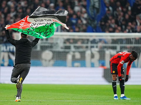 FOTO: Aksi Suporter Berbendera Palestina Terobos Laga FC Copenhagen vs MU, Tuliskan Pesan Menyentuh