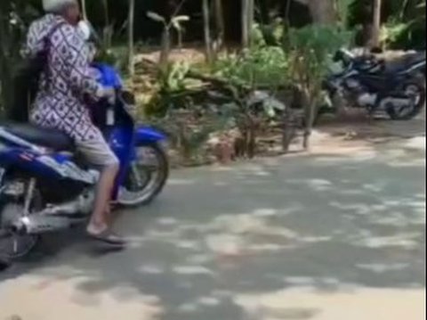 Viral Kakek-Kakek Naik Motor Lewati Jalan Cor yang Masih Basah, Bikin Heran Warganet