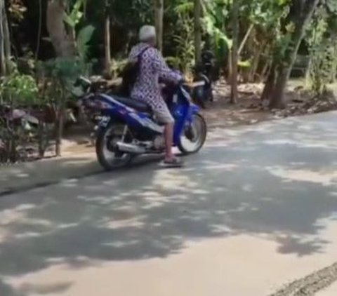 Viral Kakek-Kakek Naik Motor Lewati Jalan Cor yang Masih Basah, Bikin Heran Warganet