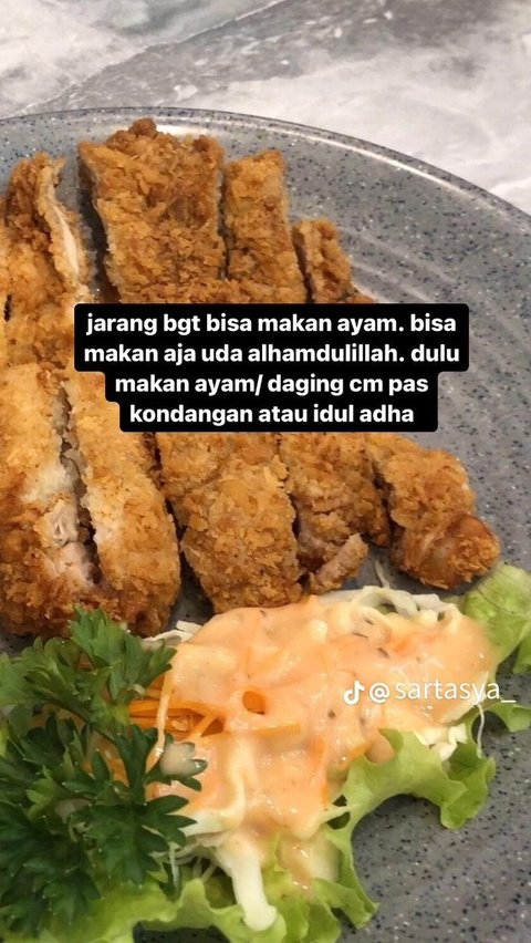 Ia juga mengaku jarang bisa makan ayam dan daging. Ia hanya bisa makan ayam dan daging saat kondangan atau Idul Adha.