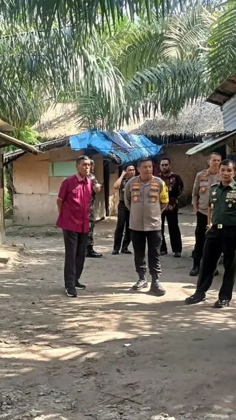 Seperti terlihat pada unggahan, lokasi penggerebekan atau TKP tampak dipenuhi oleh bilik-bilik berterpal. <br>