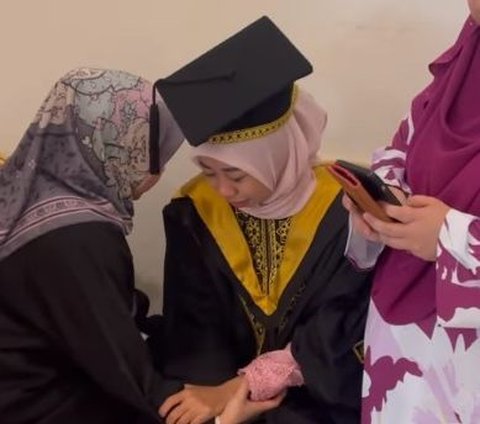 Banjir Air Mata, Wisudawati Ini Dapat Kabar Ayahnya Meninggal saat Acara Wisuda