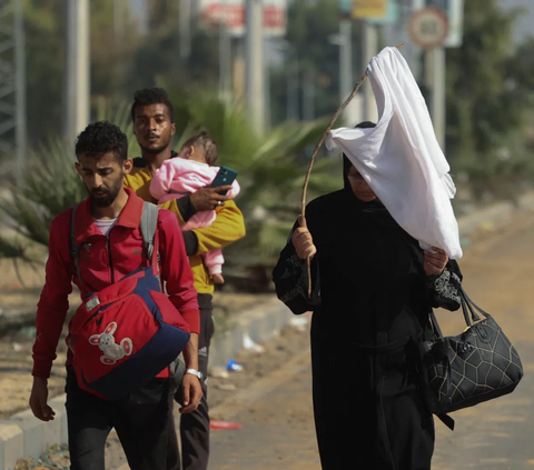 Terusir dari Tanahnya, Ribuan Warga Gaza Jalan Kaki Menuju ke Selatan Sambil Bawa Bendera Putih