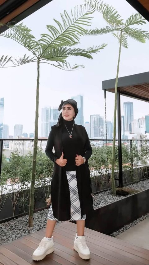 Famous Artist Tessa Mariska Temporarily Removes Hijab for Work