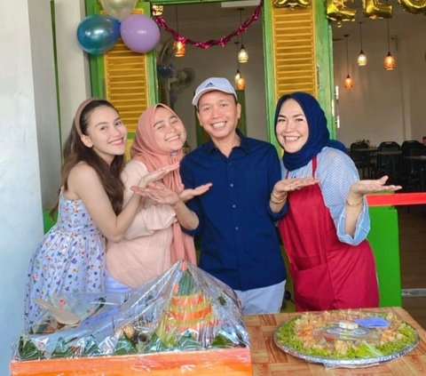Ayah Artis ini Jualan di Warung, Padahal Anaknya Selebritis Termahal, Rumahnya Rp20 Miliar