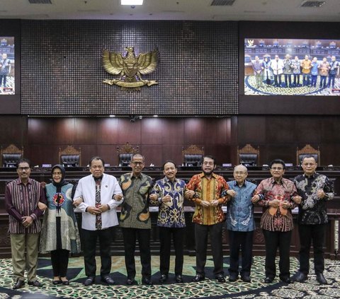 Hakim Suhartoyo resmi terpilih menjadi Ketua Mahkamah Konstitusi (MK). Dia diamanakan menggantikan Anwar Usman yang dicopot karena melakukan pelanggaran etik berat terkait putusan uji materil batas usia minimum calon presiden dan wakil presiden.