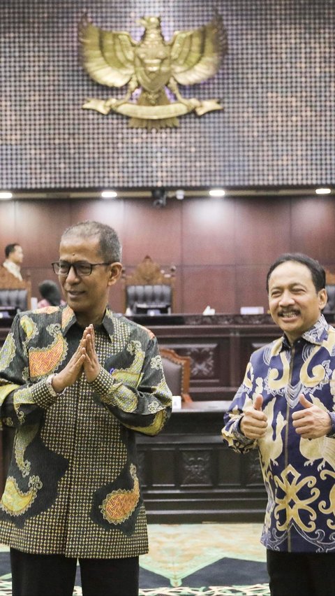 Hakim Suhartoyo pun kini resmi menjabat sebagai Ketua MK, sementara Saldi Isra tetap menduduki kursi Wakil Ketua MK.