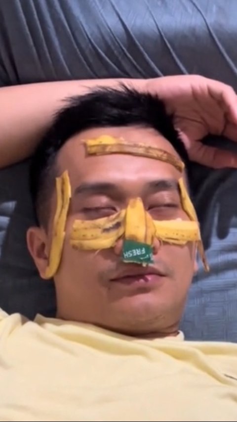 Tak Percaya Skincare, Aksi Pria Pakai Kulit Pisang untuk Masker Wajah Ini Bikin Heran