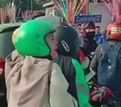 Viral Wanita Penumpang Ojol Marah-marah saat Terjebak Pawai, Bikin Macet dan Telat Kerja