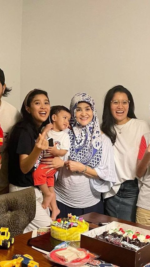 Aktris Senior Era 80an, 8 Foto Ultah Ibunda Olivia Zalianty Yang Bahagia Bersama Anak & Cucu