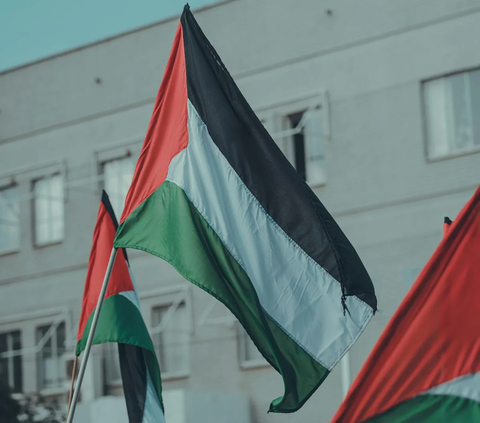 Gara-Gara Copot Paksa Bandera Palestina di Motor Kurir Ekspedisi, Sekuriti Apartemen di Bekasi & Pengemudi Terlibat Cekcok