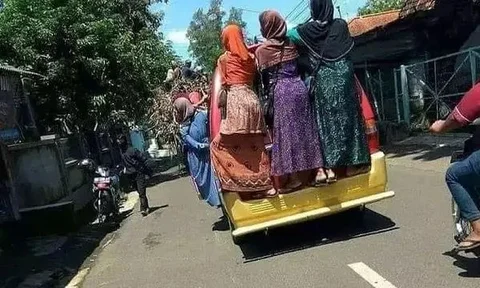 10 Potret Aksi Emak-Emak yang Bikin Kaget Saat Naik Angkot, Sampai Gelayutan!