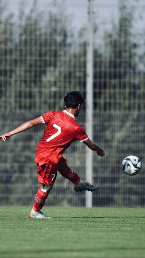 Ia memakai nomor punggung 7 di Timnas Indonesia U-17