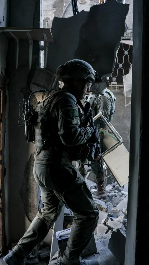 FOTO: Duduki Jantung Kota Gaza, Tentara Israel Sisir Bangunan Hancur hingga Temukan Bengkel Senjata