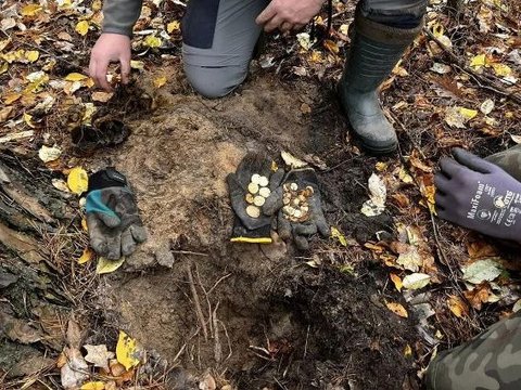 Saat Menjelajah Hutan, Tim Detektor Logam Temukan Harta Karun dalam Kaleng Berkarat, Nilainya Mencengangkan