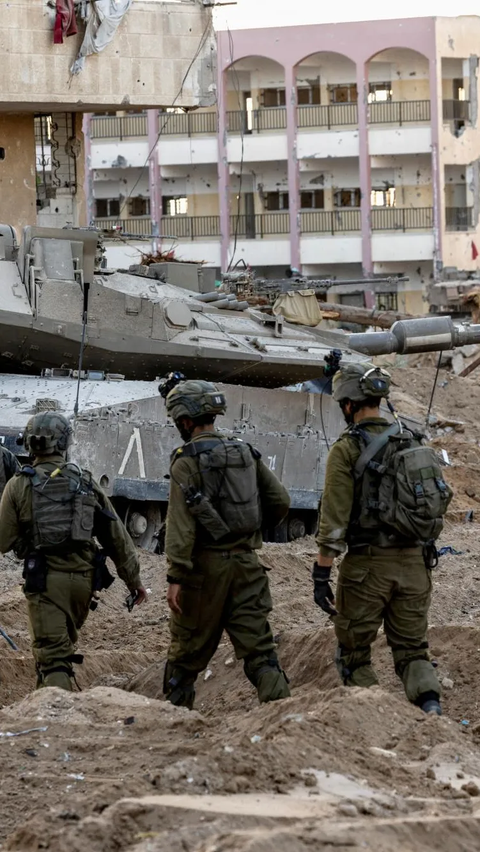 Dengan tanknya mereka menyisir kawasan terparah yang mereka rudal di Gaza. Mereka memeriksa setiap apartemen dalam operasi serangan darat tersebut.